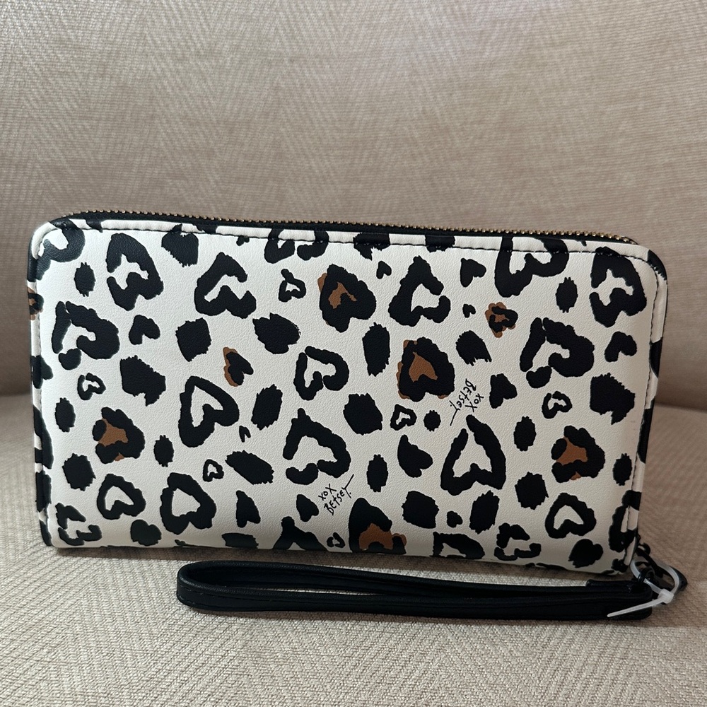 Betsey Johnson Black and White Heart Print Wristlet - Picture 4 of 7